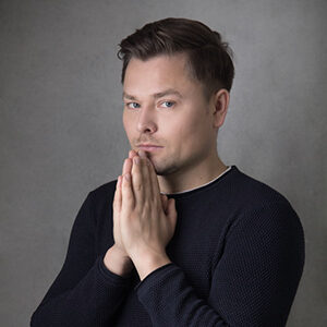 maxim-portrait-haende-gefaltet-web Maxim Mankevich
